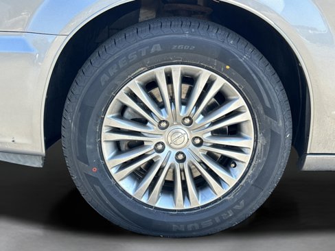 Used 2016 Chrysler Town & Country Touring-L image 30