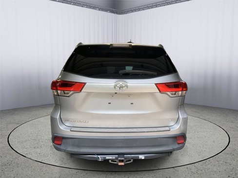 Used 2017 Toyota Highlander LE image 6