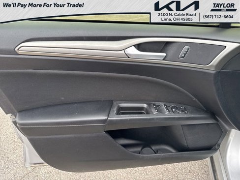 Used 2018 Ford Fusion SE image 25