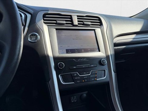 Used 2020 Ford Fusion SE image 16