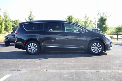 Used 2018 Chrysler Pacifica Touring-L image 3