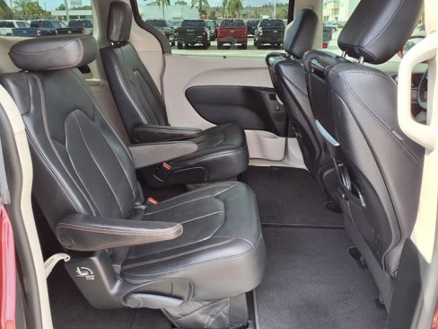 Used 2018 Chrysler Pacifica Touring-L Plus image 15