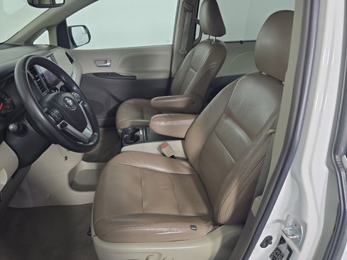 Used 2016 Toyota Sienna LE image 4