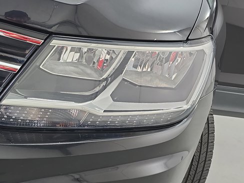 Used 2018 Volkswagen Tiguan S image 29