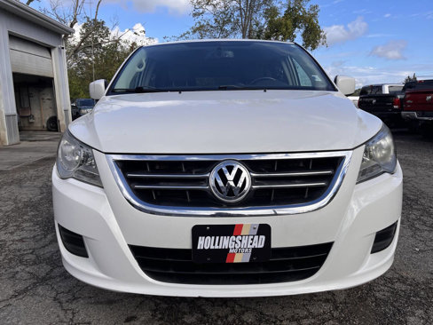 Used 2010 Volkswagen Routan SE image 2