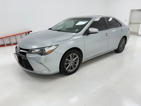 Used 2017 Toyota Camry SE image 5