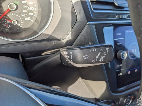 Used 2020 Volkswagen Tiguan SE w/ Panoramic Sunroof Package image 33