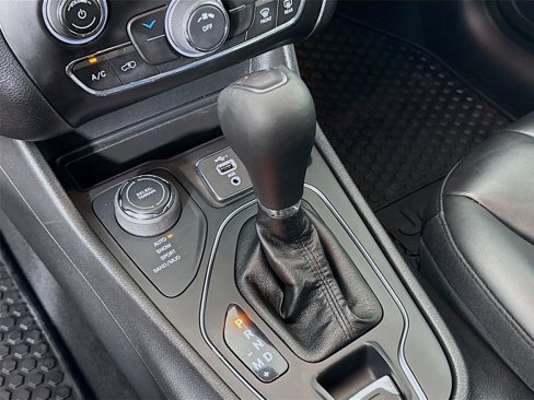 Used 2020 Jeep Cherokee Latitude Plus w/ Cold Weather Group image 16