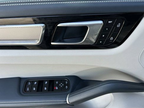 Certified 2023 Porsche Cayenne Platinum Edition image 17