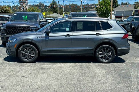 Used 2022 Volkswagen Tiguan SE w/ Panoramic Sunroof Package image 7