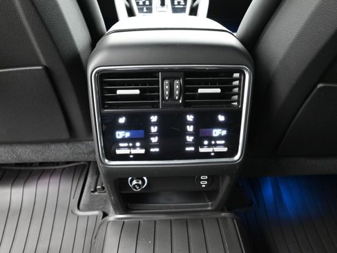 Certified 2020 Porsche Cayenne E-Hybrid w/ Premium Plus Package image 17