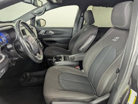 Used 2020 Chrysler Pacifica Touring w/ S Appearance Package image 10