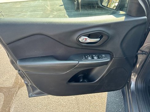 Used 2015 Jeep Cherokee Latitude image 11