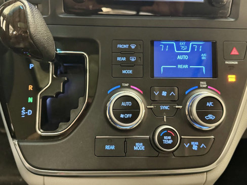 Used 2015 Toyota Sienna XLE image 21