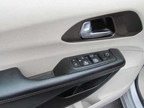 Used 2017 Chrysler Pacifica Touring-L image 12
