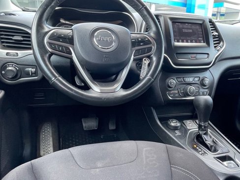 Used 2020 Jeep Cherokee Latitude w/ Cold Weather Group image 9