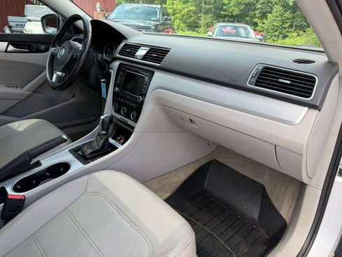 Used 2013 Volkswagen Passat TDI SE image 47