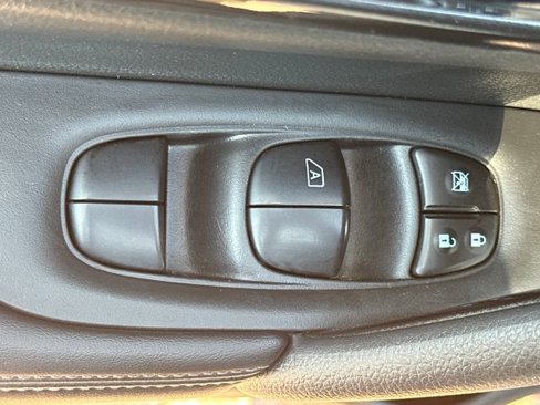 Used 2017 Nissan Rogue SV w/ SV Premium Package image 12