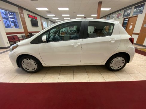 Used 2015 Toyota Yaris L image 2