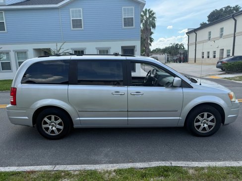 Used 2010 Chrysler Town & Country Touring w/ Trailer Tow Group image 4