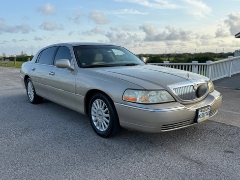 Used 2005 Lincoln Town Car Signature image 3