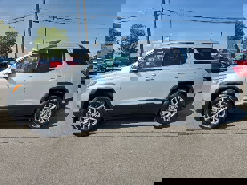 Used 2018 GMC Acadia SLE image 2