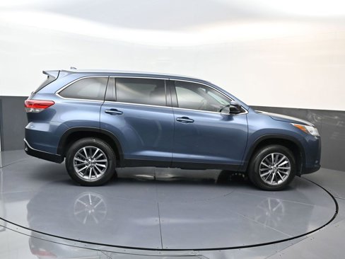 Used 2019 Toyota Highlander SE image 2