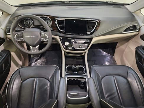 Used 2023 Chrysler Pacifica Limited image 2