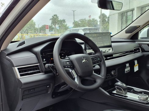 New 2025 Mitsubishi Outlander SE image 10