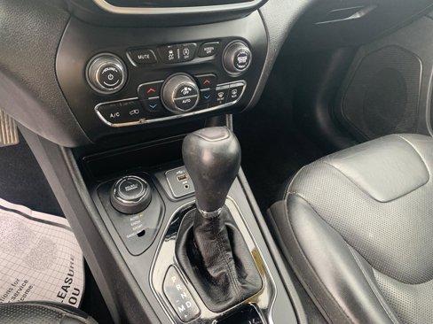 Used 2019 Jeep Cherokee Limited image 15