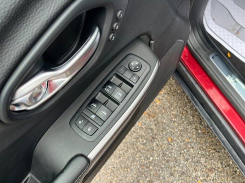 Used 2019 Jeep Cherokee Limited image 13