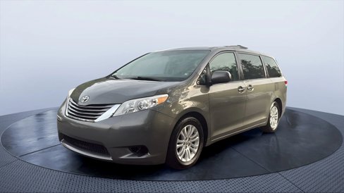 Used 2014 Toyota Sienna XLE image 1