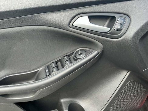 Used 2017 Ford Focus SE w/ Cold Weather Package image 12