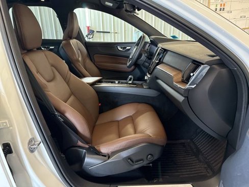 Certified 2023 Volvo XC60 B5 Plus w/ Climate Package image 18