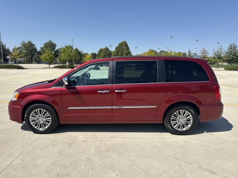 Used 2016 Chrysler Town & Country Touring-L image 28