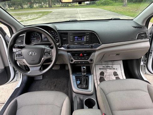 Used 2017 Hyundai Elantra SE image 15