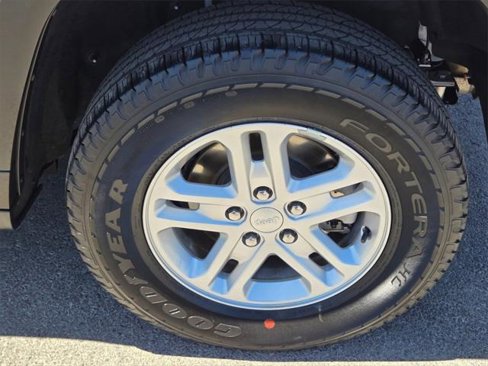 Used 2023 Jeep Grand Cherokee Laredo image 10