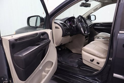 Used 2013 Chrysler Town & Country Touring-L image 11