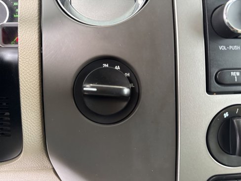 Used 2010 Ford Expedition XLT image 22