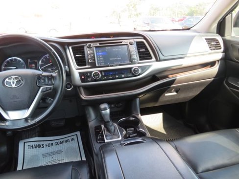 Used 2017 Toyota Highlander XLE image 25