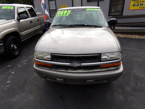 Used 1999 Chevrolet S10 Pickup LS w/ Preferred Equipment Group image 2