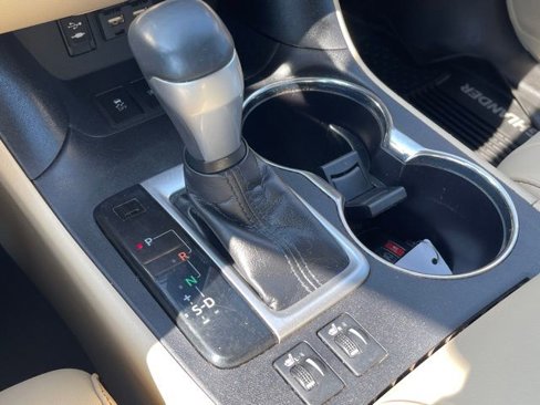 Used 2019 Toyota Highlander XLE w/ Phone Cable & Charge Package image 11