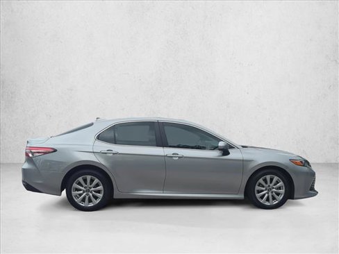 Used 2019 Toyota Camry LE image 4