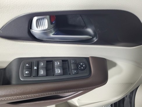 Used 2021 Chrysler Pacifica Touring w/ Cold Weather Group image 17