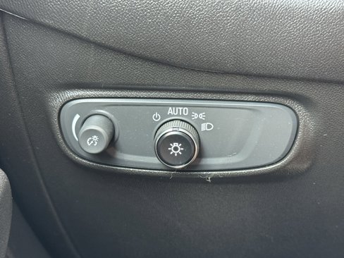 Used 2022 Chevrolet Equinox LT w/ Driver Convenience Package image 21