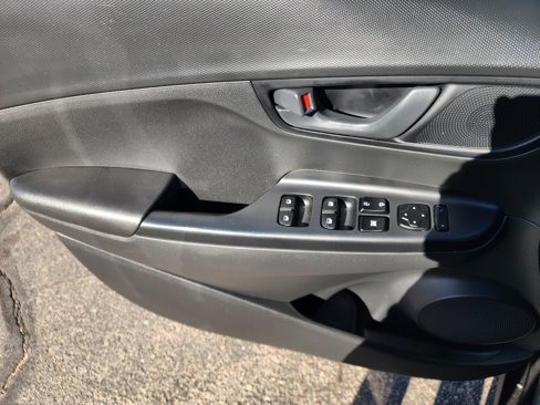 Used 2022 Hyundai Kona SE w/ Cargo Package image 17
