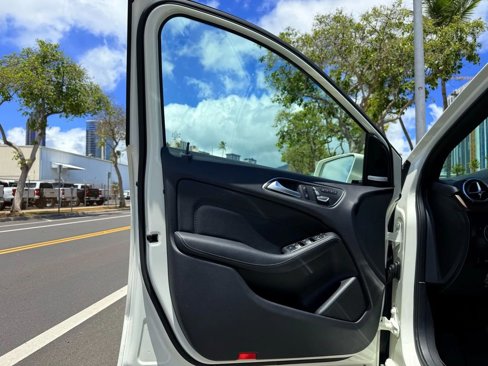 Used 2017 Mercedes-Benz B 250e image 13