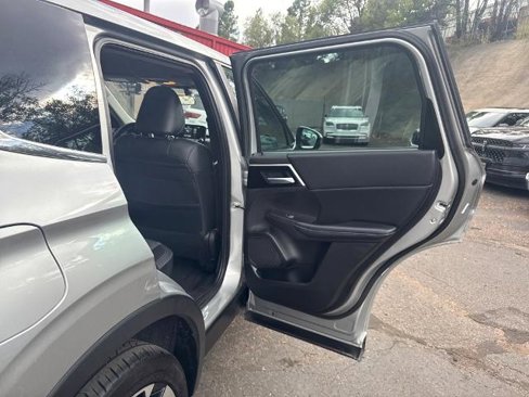Used 2023 Mitsubishi Outlander SE image 21