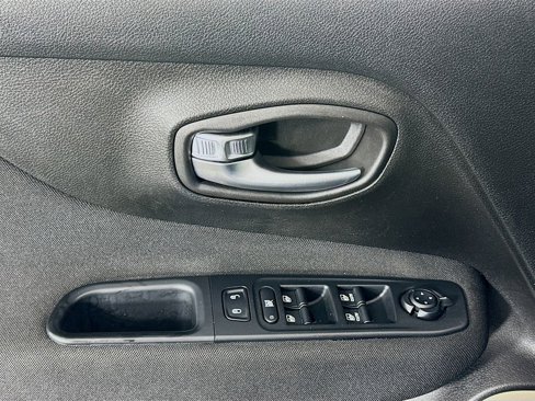 Used 2016 Jeep Renegade Latitude image 17