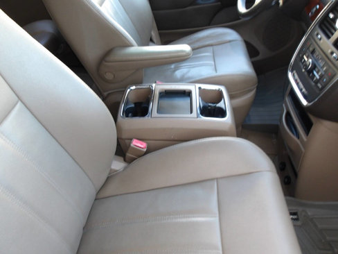 Used 2014 Chrysler Town & Country Touring w/ Driver Convenience Group image 19